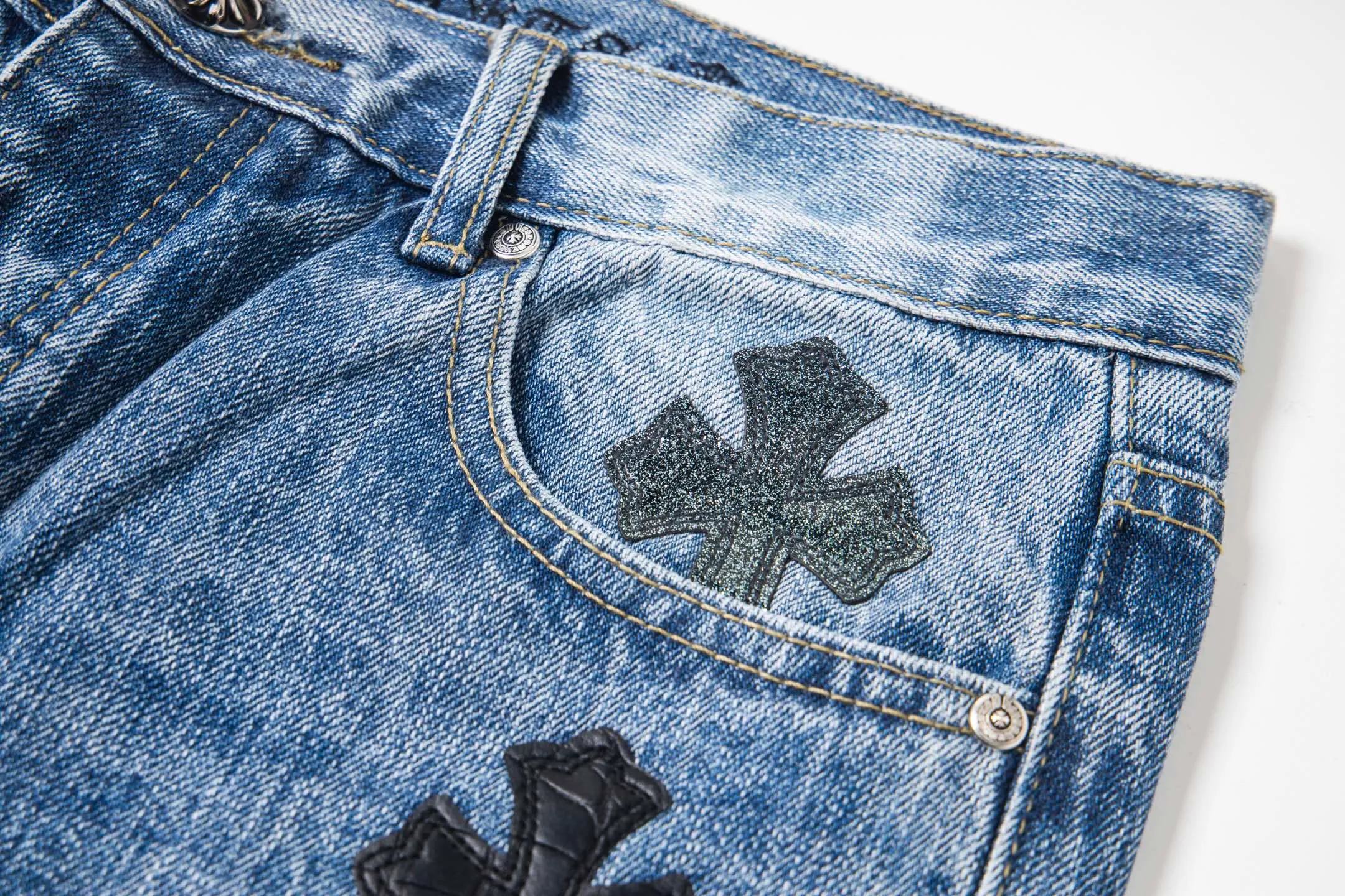 P270 💰 (Top version) Chrome Hearts/Chrome Hearts 25FW CH starry sky leather cross bamboo jeans adopt starry sky theme patchwork elements, mostly in the shape of a cross, with glitter on the leather surface. Unique design, simple and elegant details, exquisite workmanship, the entire trousers are neatly routed, and the details are in place! It’s also so cool that both men and women can easily control it. It’s a gender-neutral trendy up version. Color: blue Size: 28-30-32-34-36 (corresponds to S-M-L-XL-XXL)